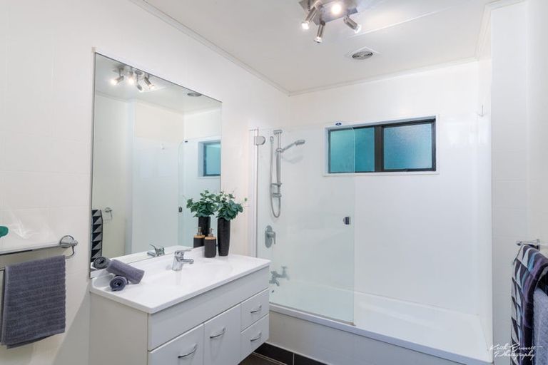 Photo of property in 2/126 Tirohanga Road, Tirohanga, Lower Hutt, 5010