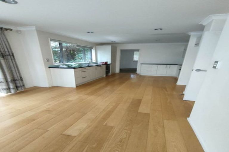 Photo of property in 8 The Rosebowl, Sunnyhills, Auckland, 2010