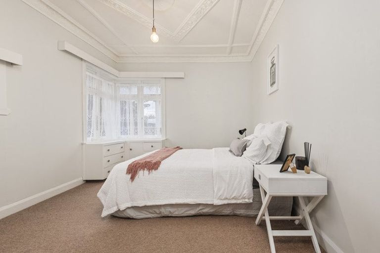 Photo of property in 16 Kowhai Avenue, Takaro, Palmerston North, 4410