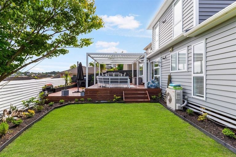 Photo of property in 2/862 East Coast Road, Northcross, Auckland, 0630