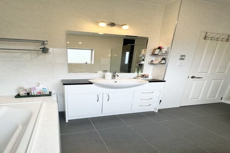 Photo of property in 2/63 Pupuke Road, Birkenhead, Auckland, 0627