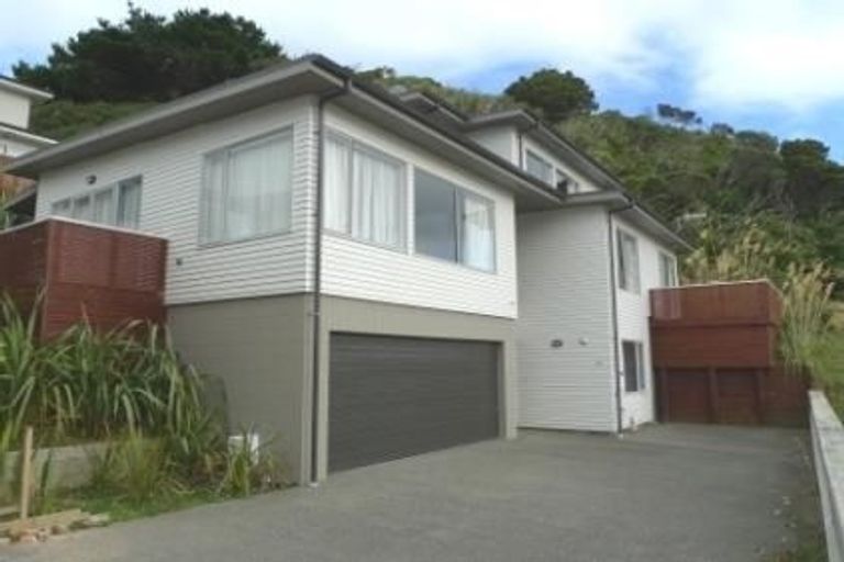 Photo of property in 25 Tamworth Crescent, Newlands, Wellington, 6037