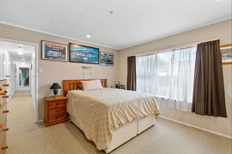 Photo of property in 20 Edgewater Grove, Orewa, 0931