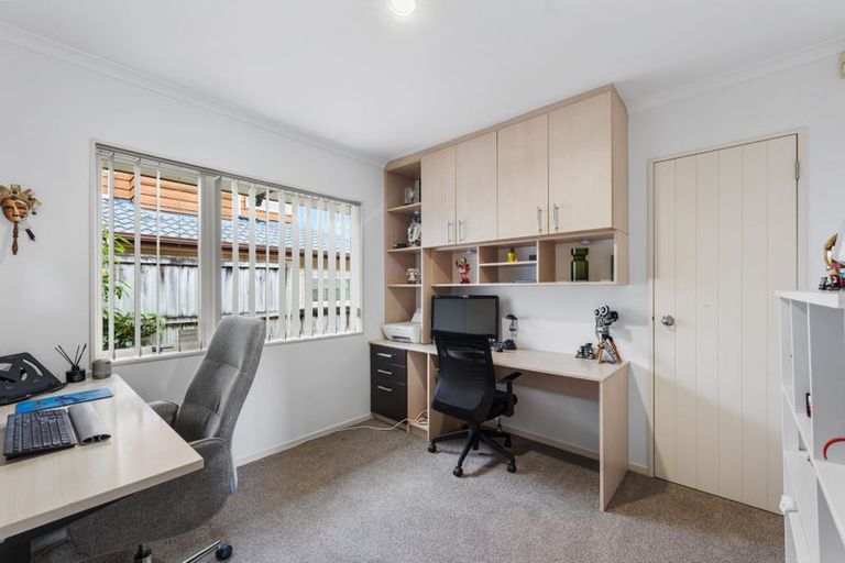 Photo of property in 16 Fernloche Place, Flat Bush, Auckland, 2016