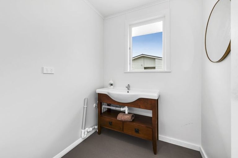 Photo of property in 56 Kemble Close, Mangere, Auckland, 2022