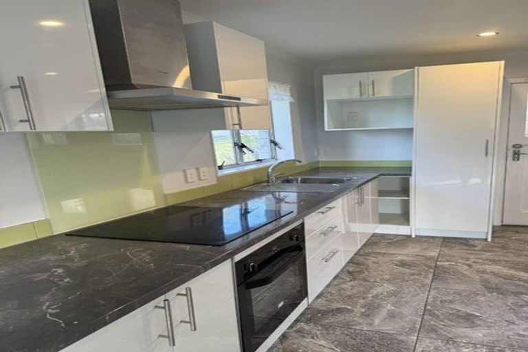 Photo of property in 12 Dawnhaven Drive, Te Atatu Peninsula, Auckland, 0610