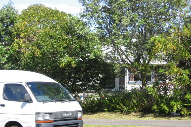 Photo of property in 18 Peter Terrace, Castor Bay, Auckland, 0620