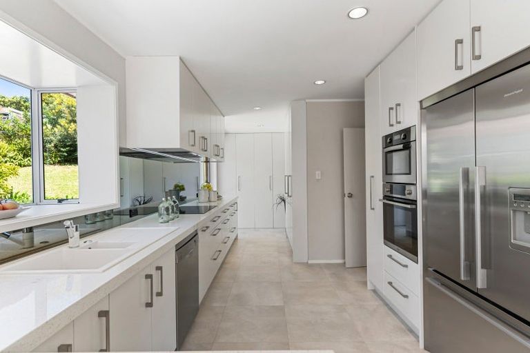 Photo of property in 15 Pickwick Parade, Mellons Bay, Auckland, 2014
