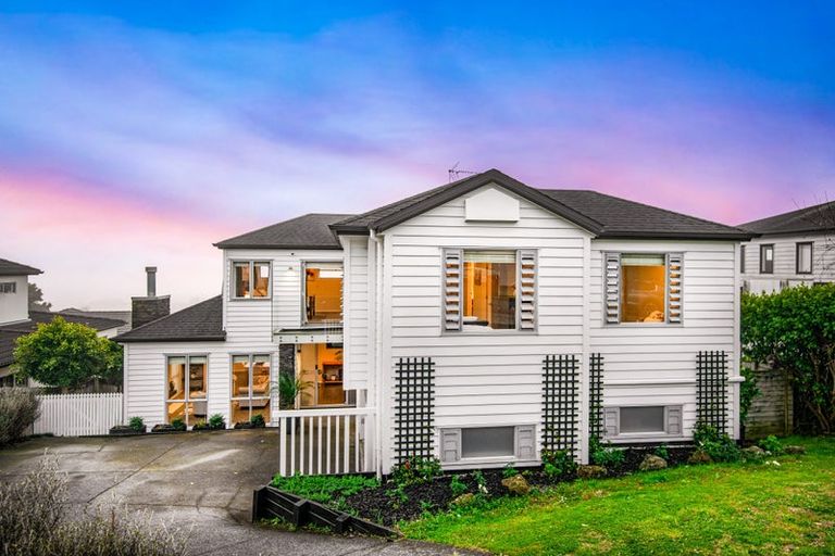Photo of property in 8 Oak View Terrace, Schnapper Rock, Auckland, 0632