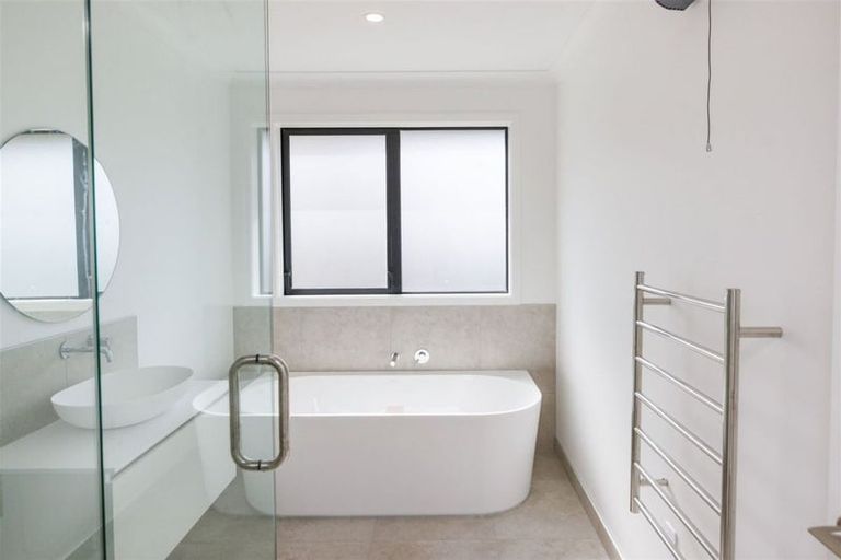 Photo of property in 18 Sardinia Grove, Fitzherbert, Palmerston North, 4410