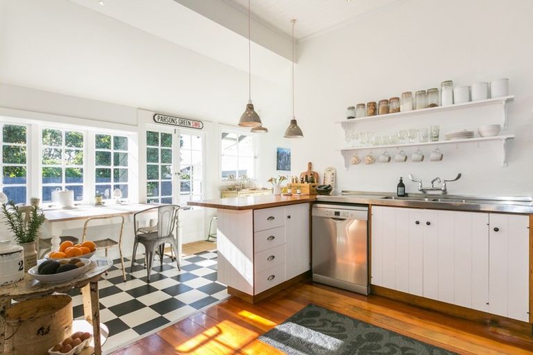 Photo of property in 47 Napier Terrace, Hospital Hill, Napier, 4110