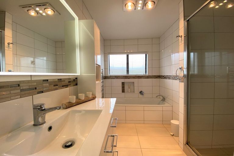 Photo of property in 1/92 Mirrabooka Avenue, Botany Downs, Auckland, 2010