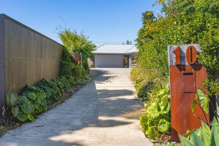 Photo of property in 10 Cooke Farm Grove, Waiwhakaiho, New Plymouth, 4312