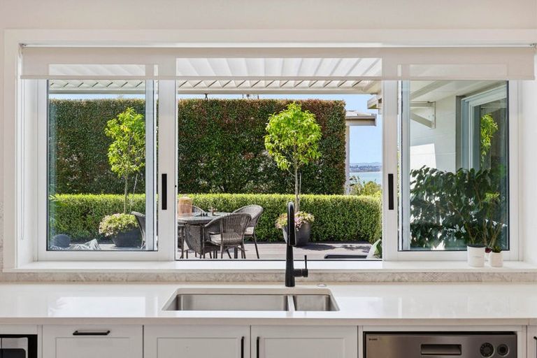 Photo of property in 2 Callender Place, Shelly Park, Auckland, 2014