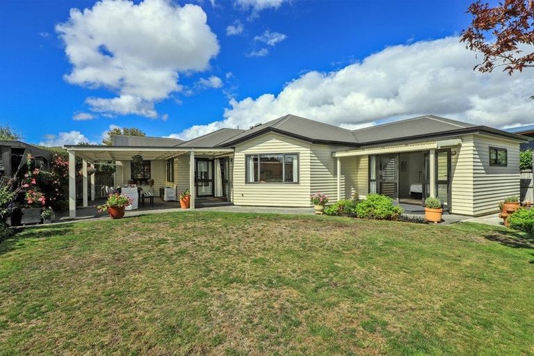 Photo of property in 2 Kentia Place, Havelock North, 4130