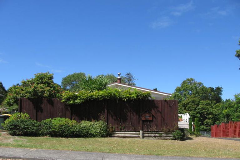 Photo of property in 25 Ridgewood Crescent, Birkenhead, Auckland, 0626