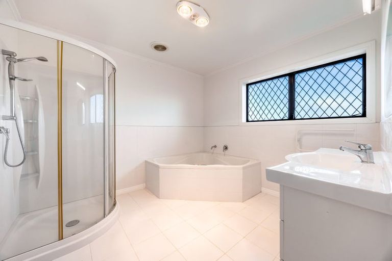Photo of property in 15 Da Vinci Place, West Harbour, Auckland, 0618