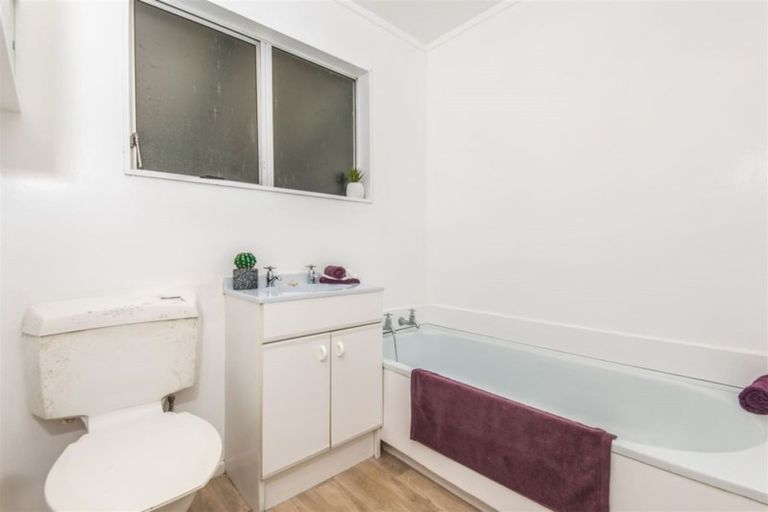 Photo of property in 19b Colchester Crescent, Newlands, Wellington, 6037