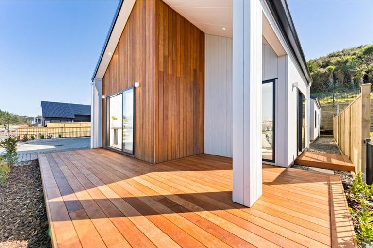 Photo of property in 32 Streamview Way, Long Bay, 0792