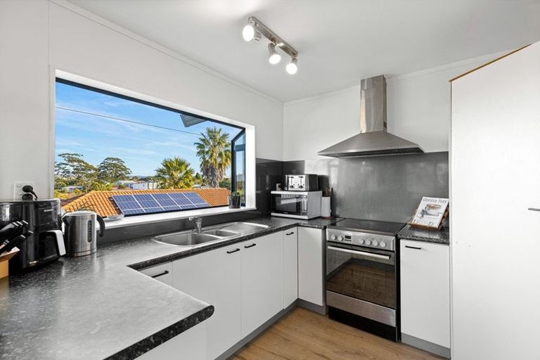 Photo of property in 9 Van Dyke Place, West Harbour, Auckland, 0618