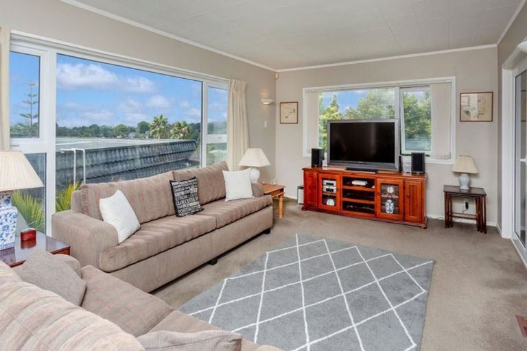 Photo of property in 10 Woodcote Drive, Glenfield, Auckland, 0629