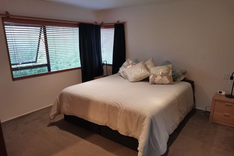 Photo of property in 1/29 Radiata Lane, Chatswood, Auckland, 0626