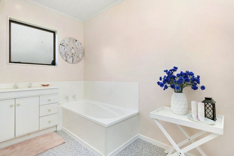 Photo of property in 6 Westra View, Tawa, Wellington, 5028