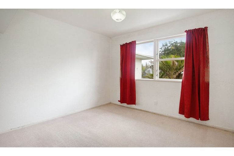 Photo of property in 3 Ngatoa Place, Glenfield, Auckland, 0629