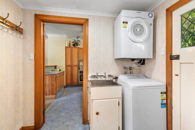 Photo of property in 11 Hungerford Road, Lyall Bay, Wellington, 6022