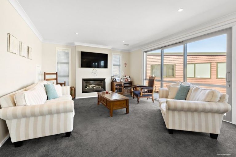 Photo of property in 8 Piper Way, Newlands, Wellington, 6037