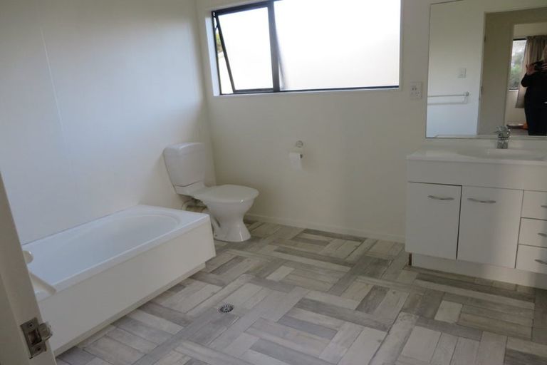 Photo of property in 16a Tonkin Drive, Sunnynook, Auckland, 0620