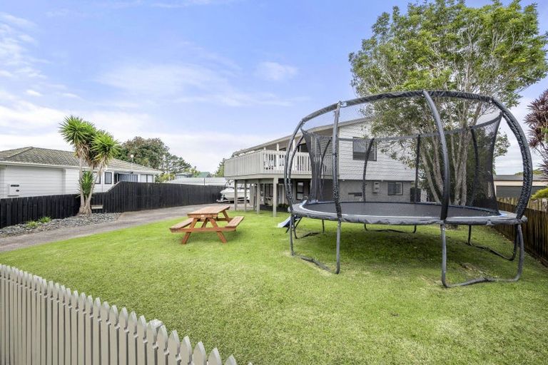 Photo of property in 8 Leaming Place, Clarks Beach, 2122