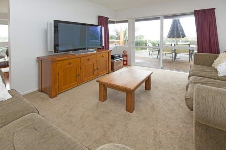 Photo of property in 1312 Whangaparaoa Road, Army Bay, Whangaparaoa, 0930