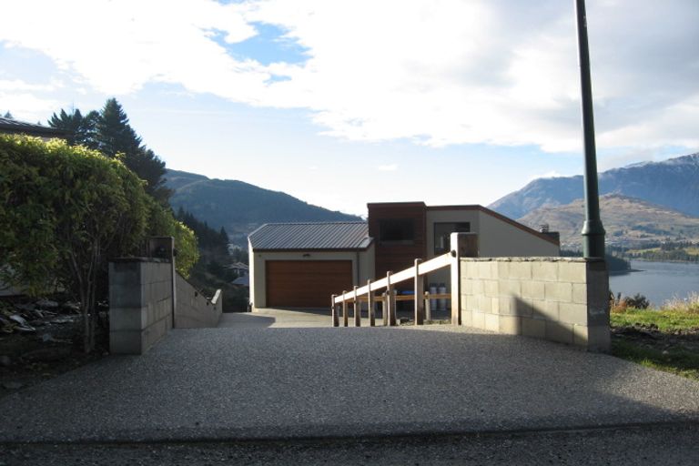 Photo of property in 10 Matakauri Place, Fernhill, Queenstown, 9300