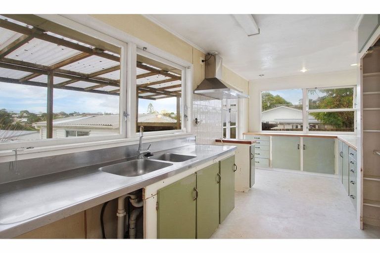 Photo of property in 3 Ngatoa Place, Glenfield, Auckland, 0629