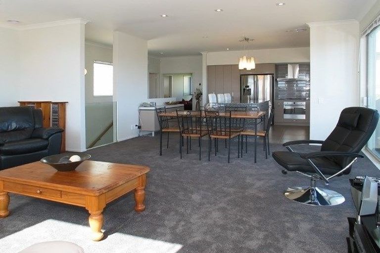 Photo of property in 10 Hollyford Place, Aotea, Porirua, 5024
