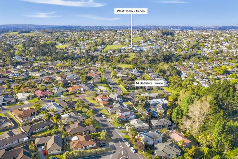 Photo of property in 14 Berkshire Terrace, Massey, Auckland, 0614