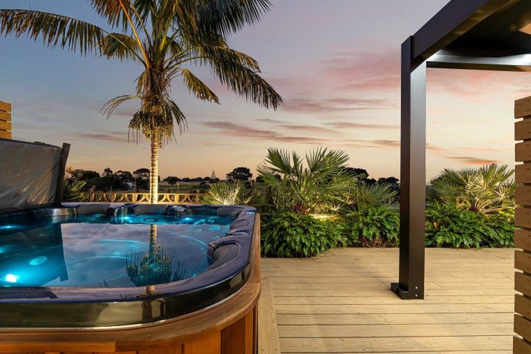 Photo of property in 17 Chatswood Grove, Fitzroy, New Plymouth, 4312