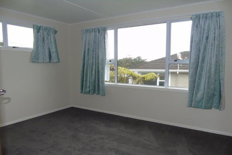 Photo of property in 38 Brooker Grove, Newlands, Wellington, 6037