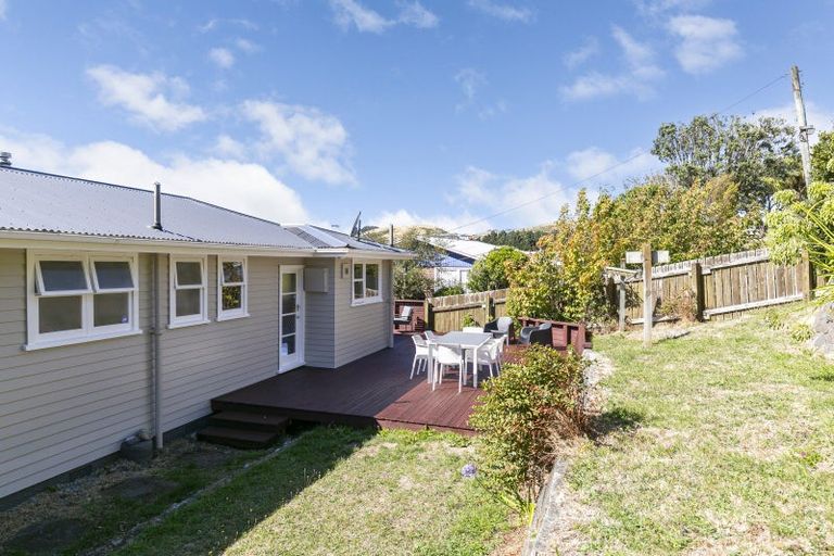 Photo of property in 15 Kahikatea Grove, Paparangi, Wellington, 6037