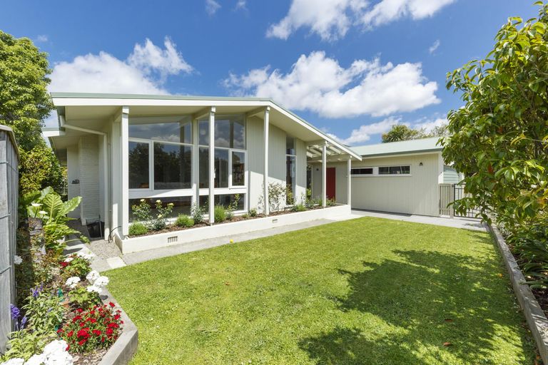 Photo of property in 2 Williams Terrace, Fitzherbert, Palmerston North, 4410