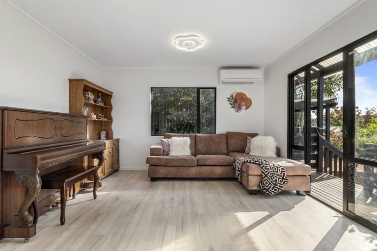 Photo of property in 1/14 Helicon Place, Totara Vale, Auckland, 0629