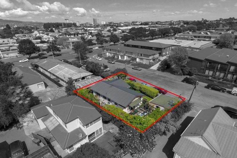 Photo of property in 12 Packe Street, Edgeware, Christchurch, 8013