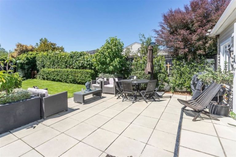 Photo of property in 100 Saint Andrews Square, Strowan, Christchurch, 8052