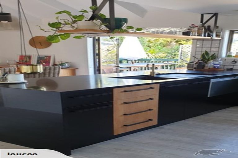 Photo of property in 17 West Glade Crescent, Birkenhead, Auckland, 0626