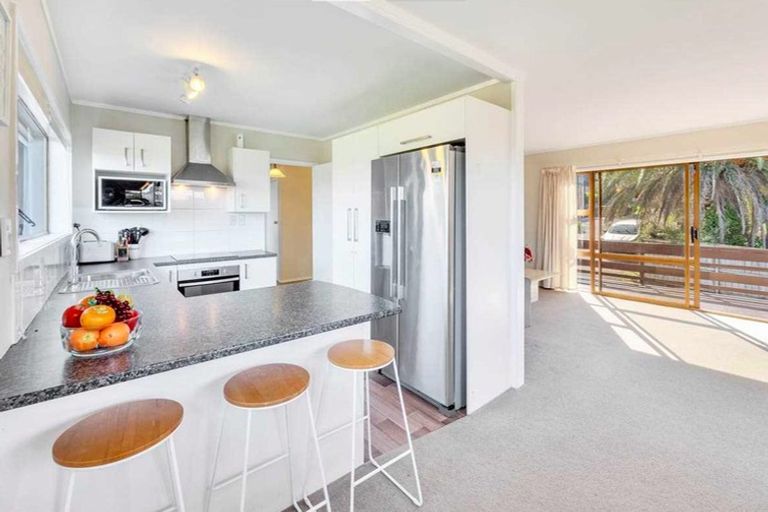 Photo of property in 1/2a Carlisle Road, Browns Bay, Auckland, 0630