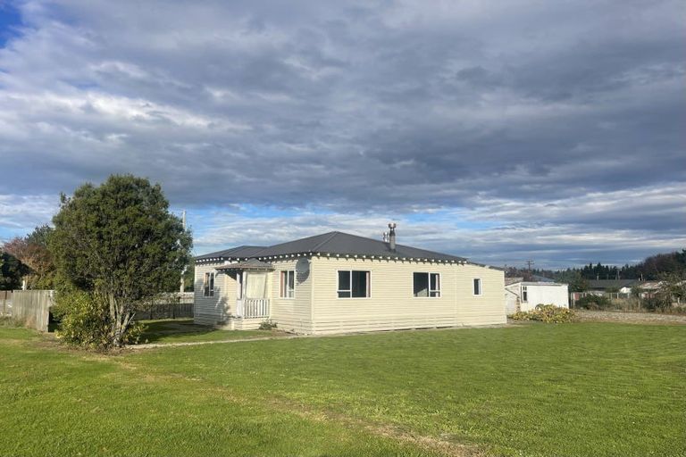 Photo of property in 50 Seaward Road, Edendale, 9825