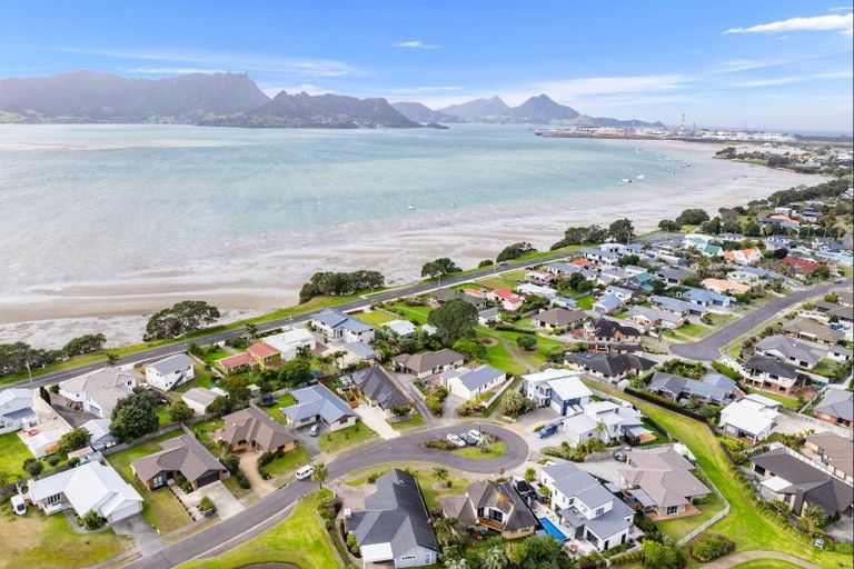 Photo of property in 11 Miami Place, One Tree Point, 0118