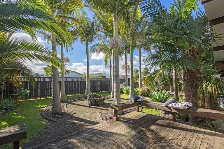 Photo of property in 81 Edgewater Drive, Pakuranga, Auckland, 2010
