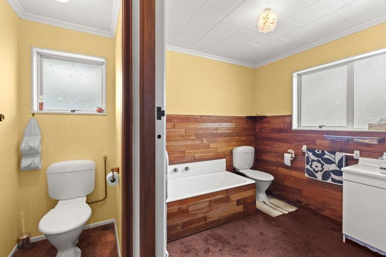 Photo of property in 4 Poplar Grove, Whalers Gate, New Plymouth, 4310